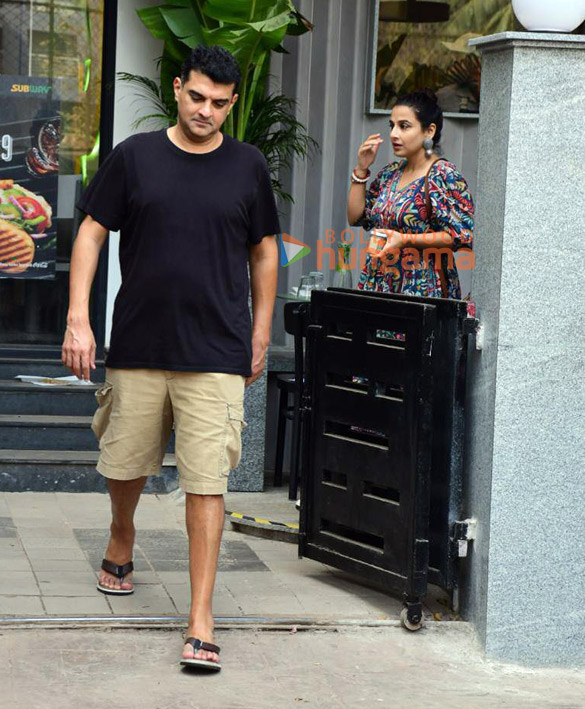 photos vidya balan snapped with her husband siddharth roy kapur in bandra 1
