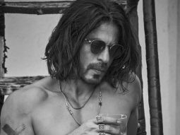 Shah Rukh Khan goes shirtless flaunting his washboard abs and leaving fans gasping for breath: “All that is good…”