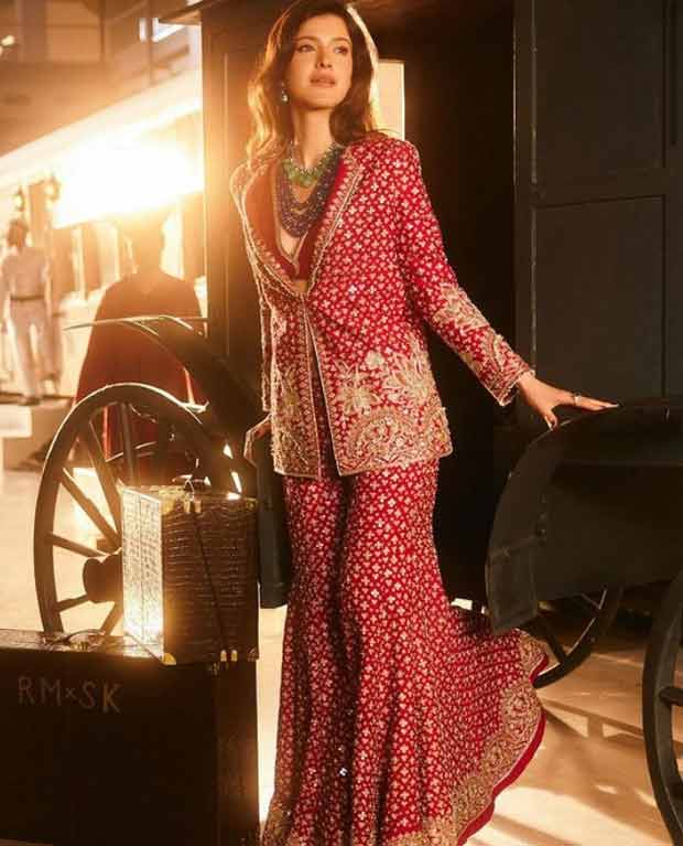 Shanaya Kapoor shines as the muse for Riddhi Mehra's 'Safarnama' collection, embodying elegance