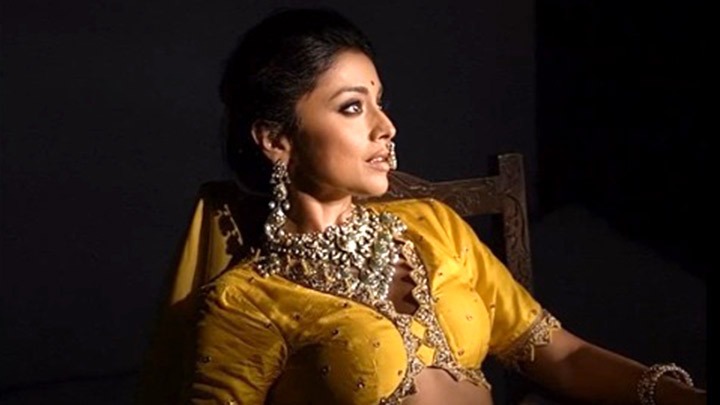 Shriya Saran’s nose ring is the statement of this amazing look