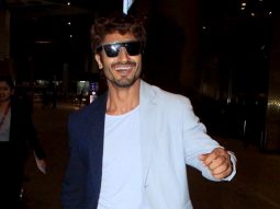 Vidyut Jammwal gets stormed by a bunch of fans at the airport