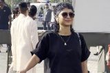 Kiran Rao greets paps with a happy smile as she leaves for Mumbai