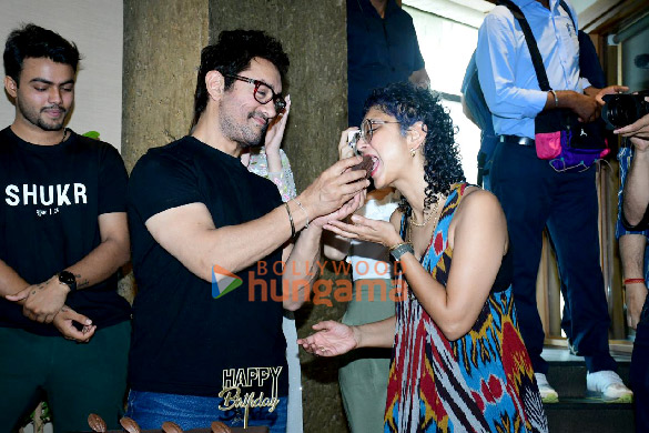 photos aamir khan cuts the cake with media on his birthday 4