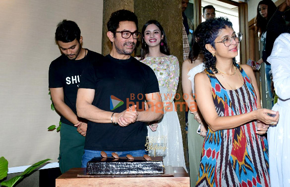 photos aamir khan cuts the cake with media on his birthday 5