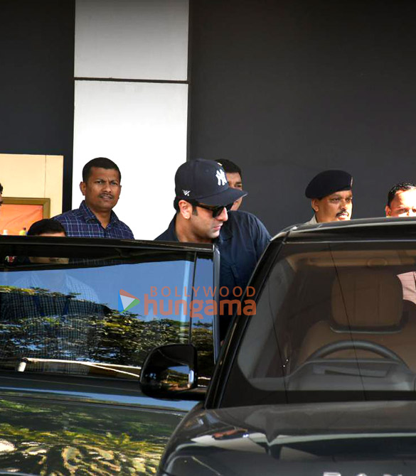 photos amitabh bachchan abhishek bachchan aishwarya rai bachchan and others snapped at kalina airport 1 7