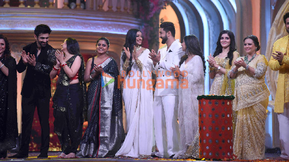 photos arjun bijlani arjit taneja sriti jha and others perform at the zee rishtey awards 10