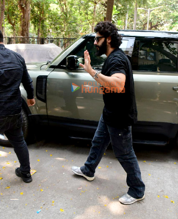 Photos: Arjun Kapoor and Amrita Arora snapped at Malaika Arora’s mother’s house in Bandra