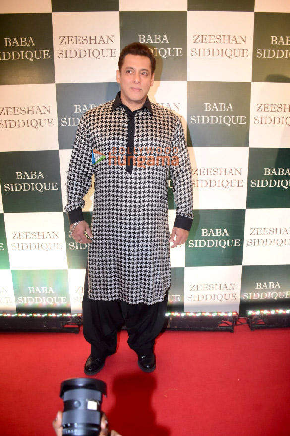 photos celebs snapped at baba siddiques iftar party 33