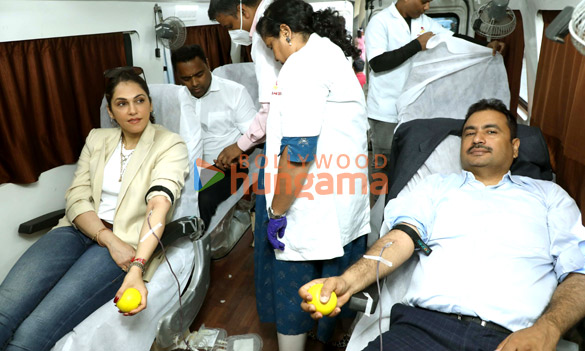 photos isha koppikar donates blood at dr santosh pandeys blood donation camp 2