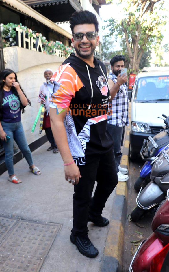 photos karan kundrra snapped in bandra 2