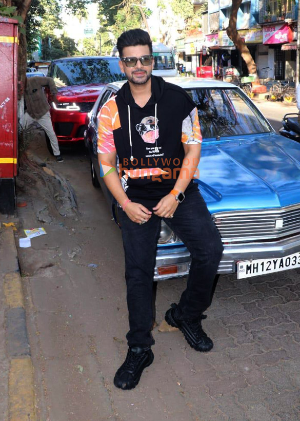 photos karan kundrra snapped in bandra 3