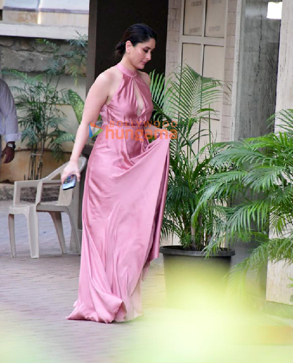 photos kareena kapoor khan snapped outside her residence in bandra 5