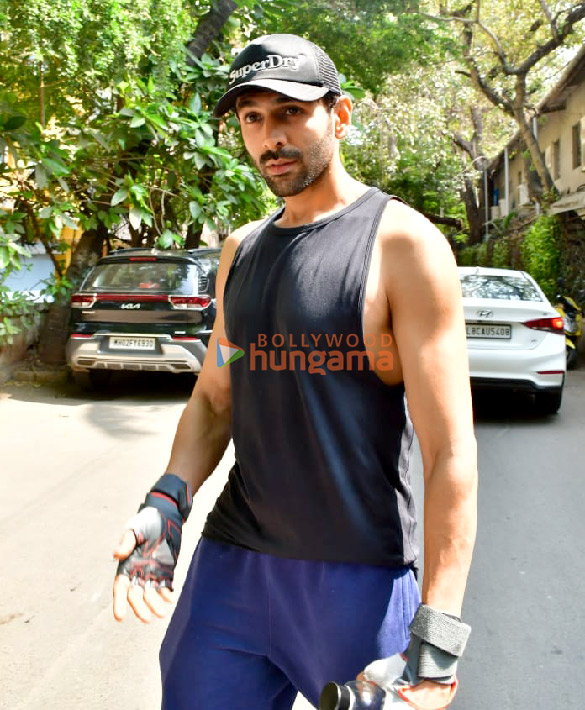 photos kartik aaryan sonia rathee soundarya sharma and kalyani priyadarshan snapped in juhu 5