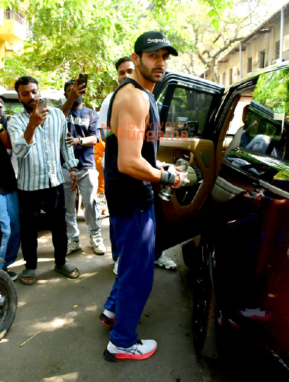 photos kartik aaryan sonia rathee soundarya sharma and kalyani priyadarshan snapped in juhu 6