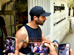 Photos: Kartik Aaryan snapped in Juhu