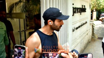 Photos: Kartik Aaryan snapped in Juhu