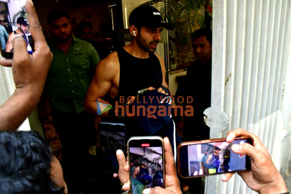 photos kartik aaryan snapped in juhu 4 26