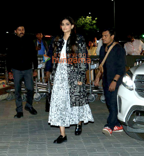 photos katrina kaif vicky kaushal ranbir kapoor alia bhatt and others snapped leaving from jamnagar airport 19