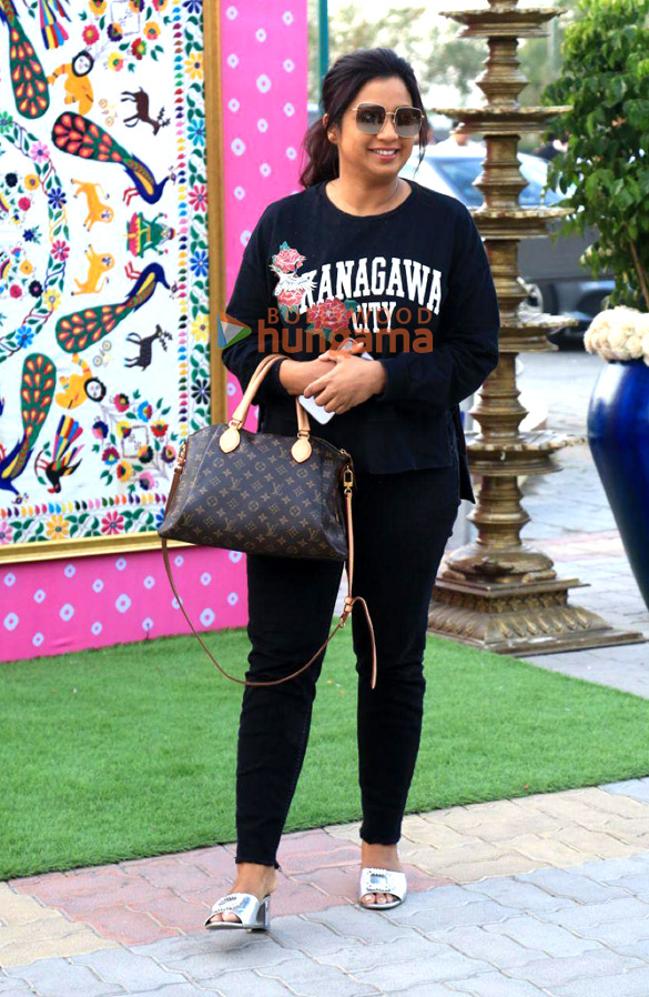 photos katrina kaif vicky kaushal ranbir kapoor alia bhatt and others snapped leaving from jamnagar airport 20