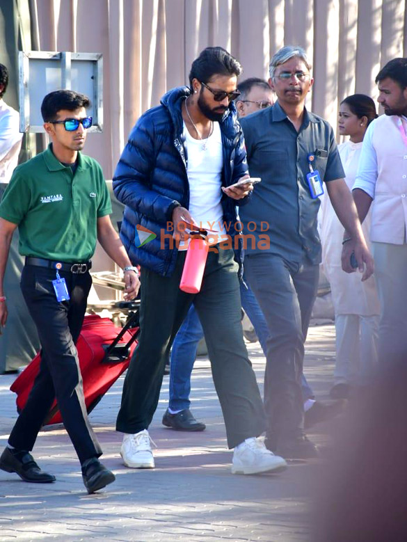photos katrina kaif vicky kaushal ranbir kapoor alia bhatt and others snapped leaving from jamnagar airport 5554 6