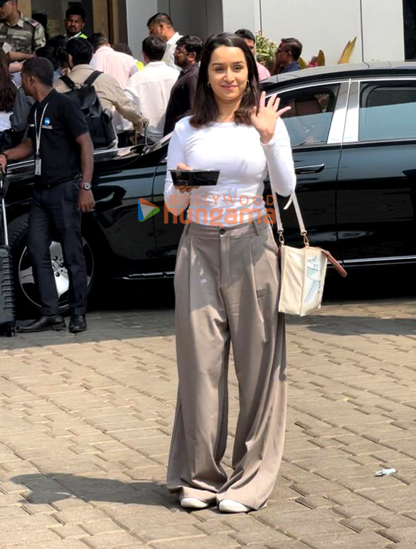 photos kiara advani sidharth malhotra ananya panday and others snapped at kalina airport as they leave for anant ambani radhika merchants wedding 3 3