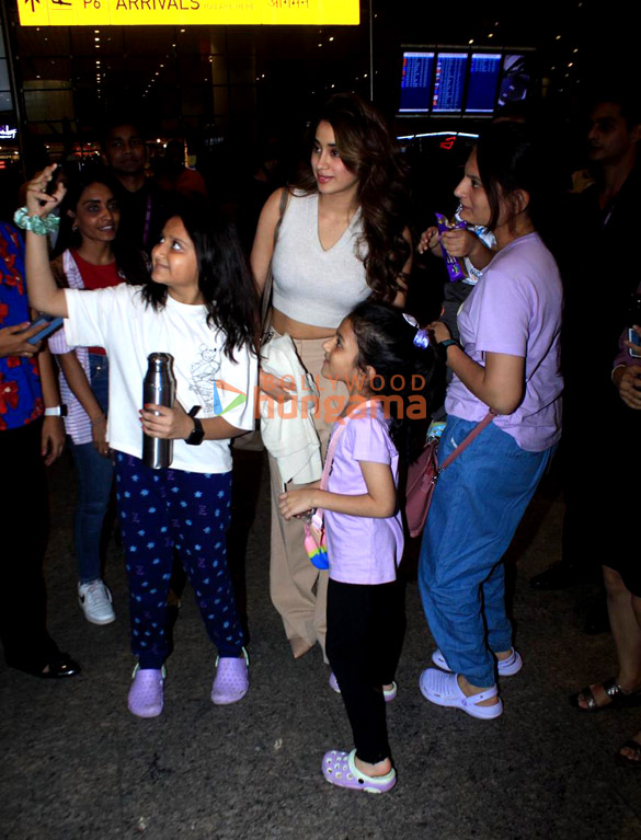 photos kriti kharbanda pulkit samrat janhvi kapoor and others snapped at the airport 4