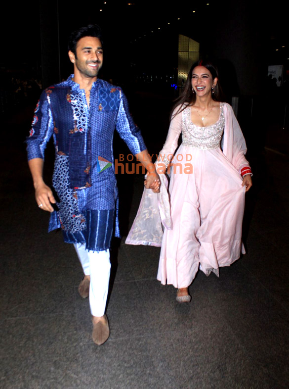 photos kriti kharbanda and pulkit samrat snapped at the airport 4
