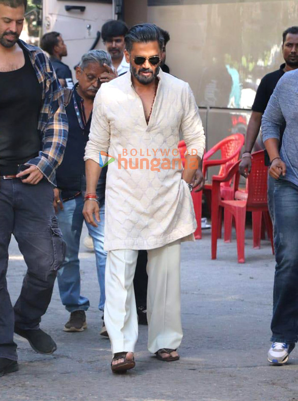 photos madhuri dixit suniel shetty and bharti singh snapped on the sets of dance deewane 4 7