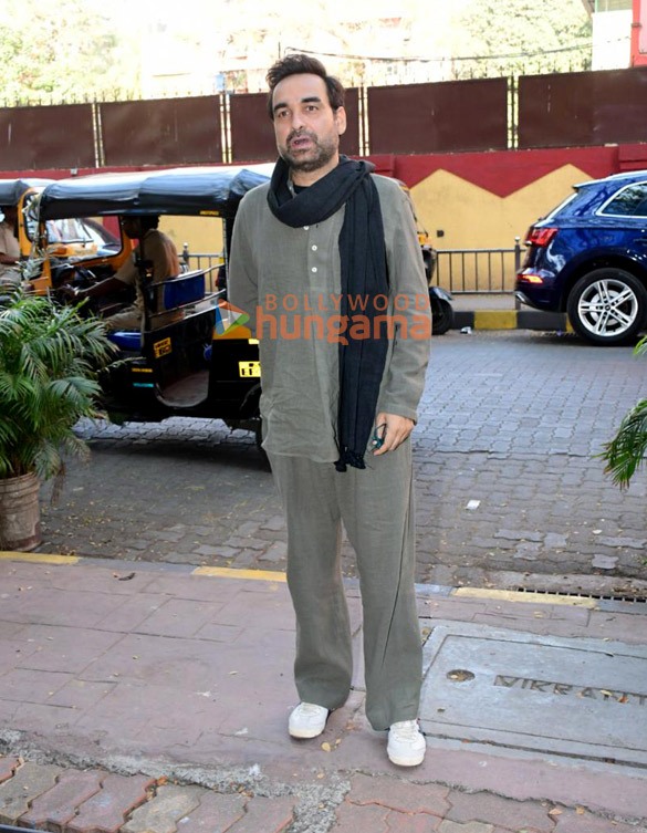 photos pankaj tripathi and ravi jadhav snapped in bandra 2
