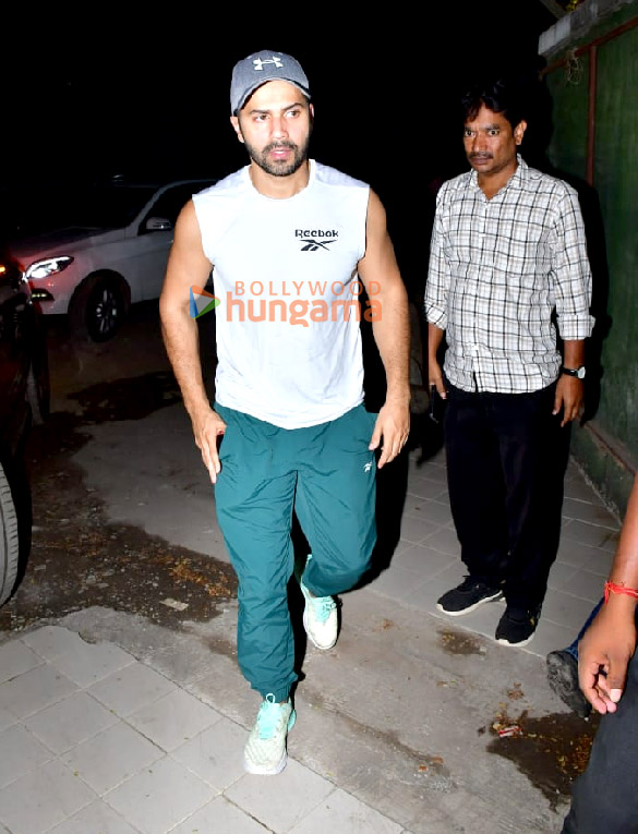 Photos: Varun Dhawan snapped in Juhu