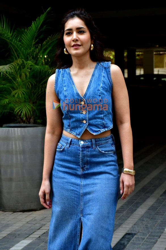 Photos: Raashii Khanna snapped in Andheri Photos: Raashii Khanna snapped in Andheri