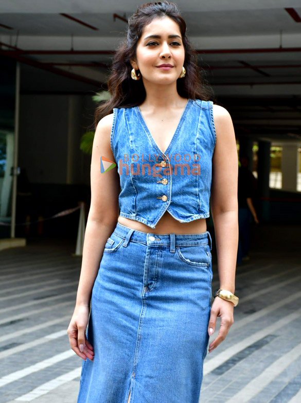 photos raashii khanna snapped in andheri 5