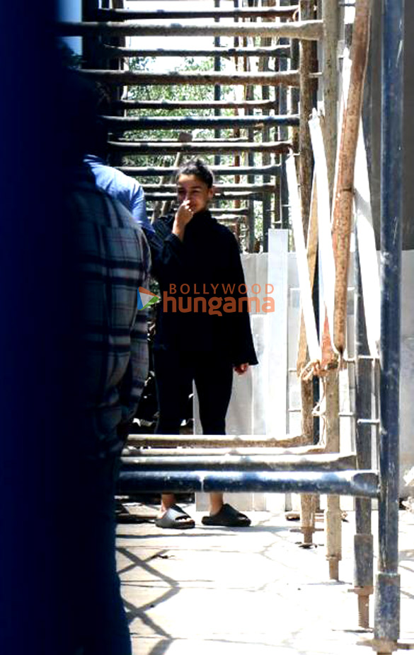 photos ranbir kapoor and alia bhatt snapped at their residence in pali hill 2
