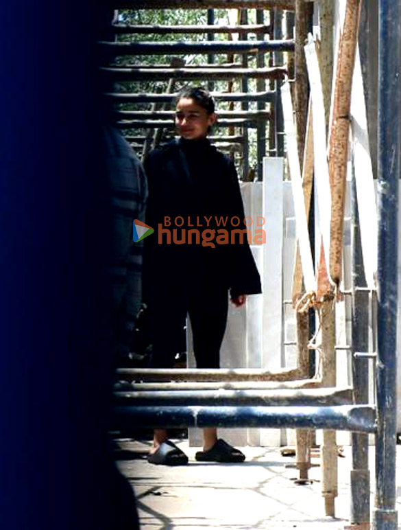 photos ranbir kapoor and alia bhatt snapped at their residence in pali hill 4