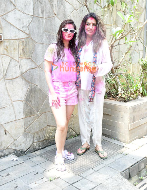photos raveena tandon and rasha thadani along with madhur bhandarkar celebrate holi outside their residence in bandra 4