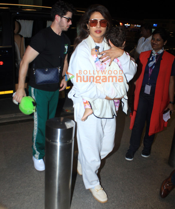 photos saif ali khan kareena kapoor khan priyanka chopra jonas and nick jonas snapped at the airport 2