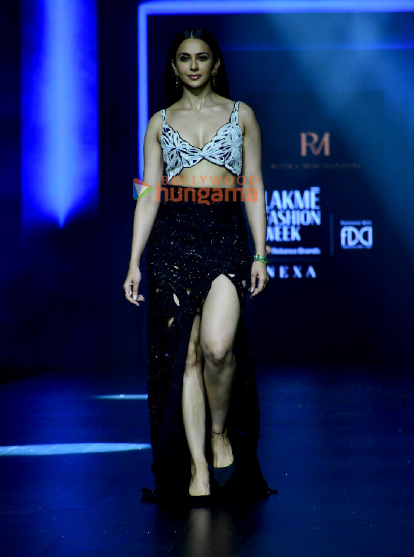 photos sara ali khan shruti haasan fatima sana shaikh and others turn showstoppers for lakme fashion week 2024 3