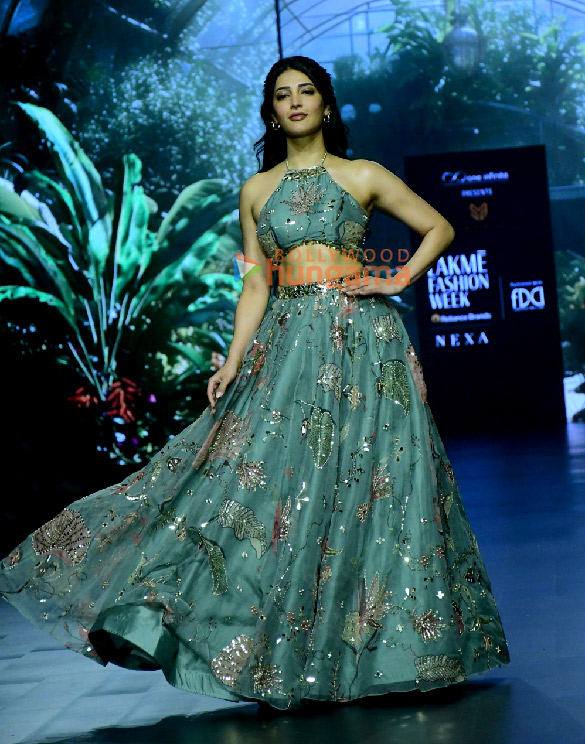 photos sara ali khan shruti haasan and fatima sana shaikh turn showstoppers for lakme fashion week 2024 2