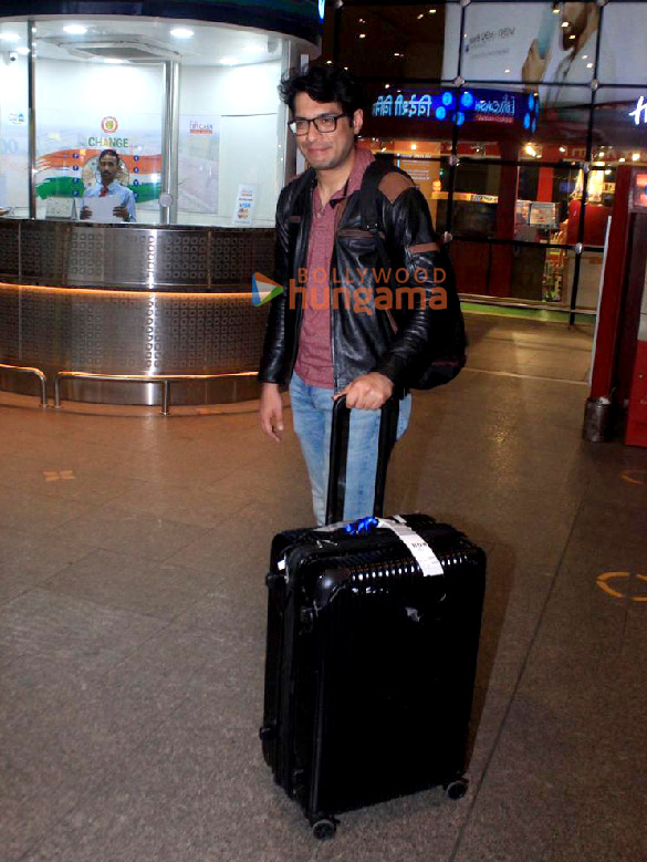 photos sara ali khan and junaid khan snapped at the airport 4