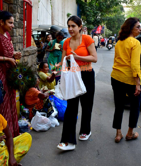 Photos: Sara Ali Khan snapped at the Shani Mandir in Juhu Photos: Sara Ali Khan snapped at the Shani Mandir in Juhu