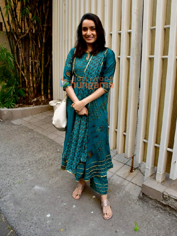 photos shraddha kapoor snapped in juhu 3 6