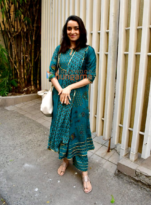 photos shraddha kapoor snapped in juhu 4 6