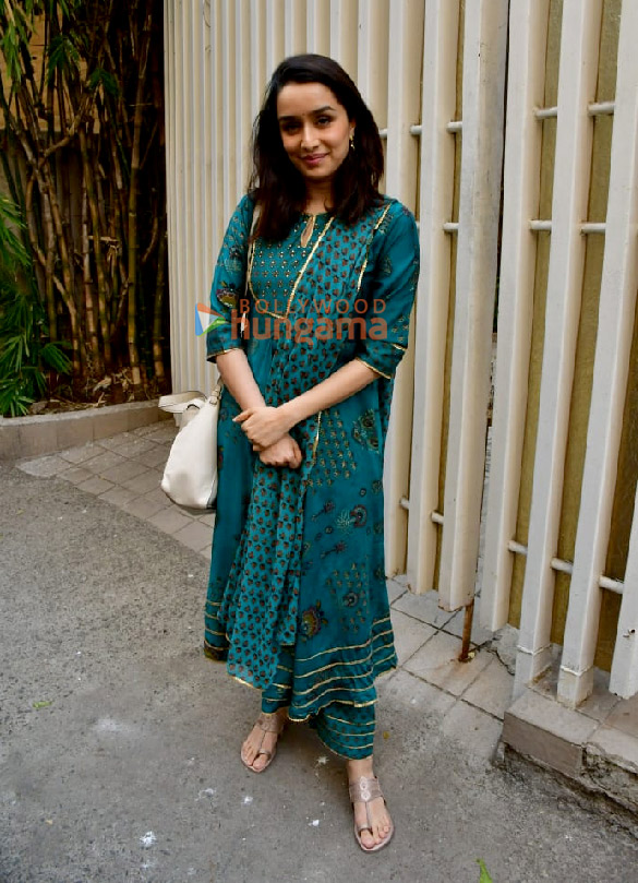 photos shraddha kapoor snapped in juhu 6 3