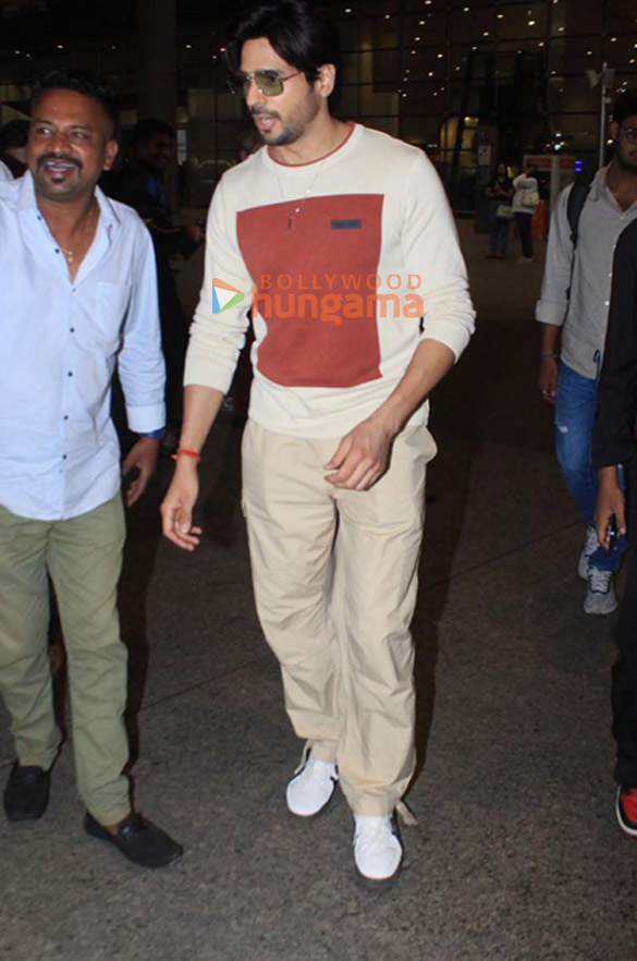 photos sidharth malhotra snapped at the airport 2 4