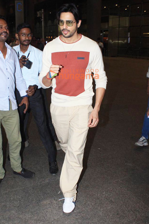 Photos: Sidharth Malhotra snapped at the airport