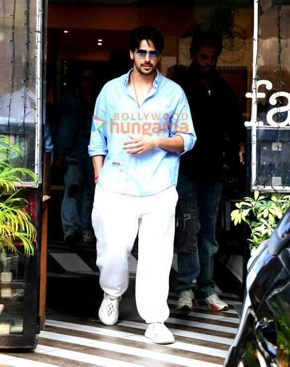 photos sidharth malhotra snapped outside a cafe 1
