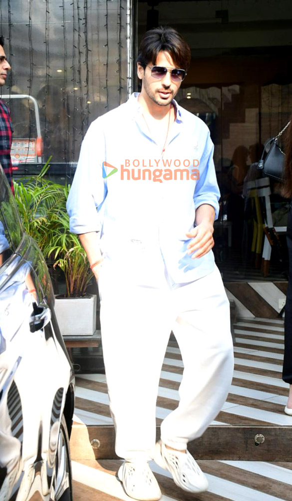 photos sidharth malhotra snapped outside a cafe 2