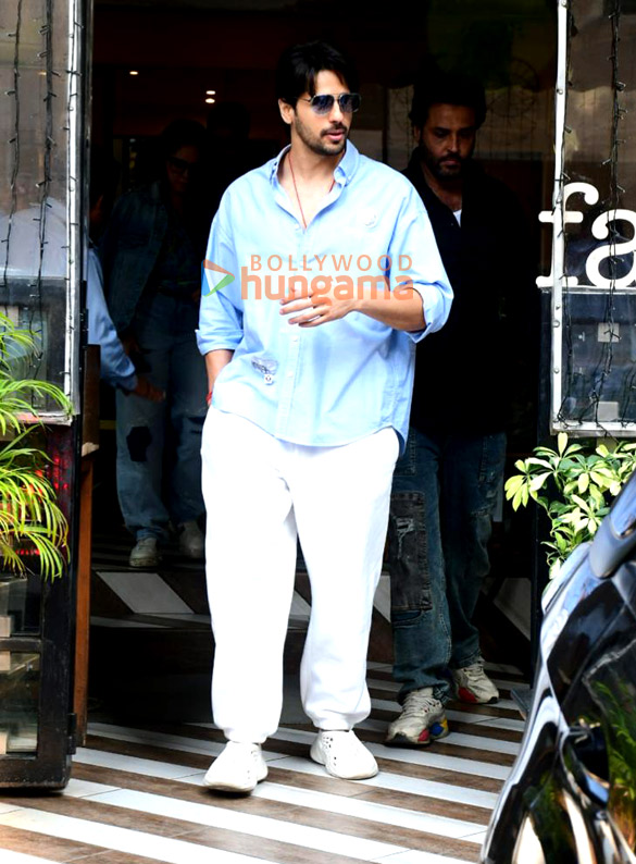 photos sidharth malhotra snapped outside a cafe 3