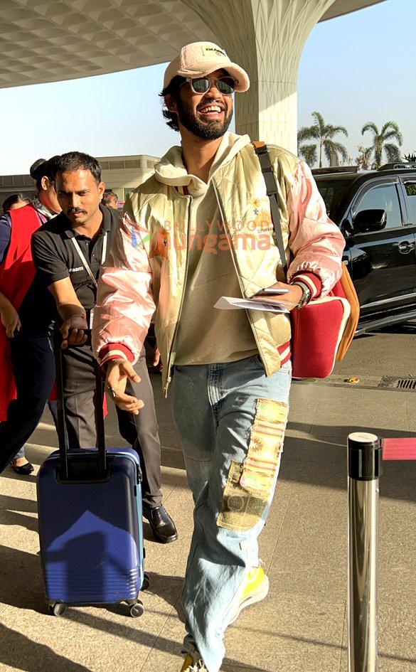 photos sophie choudry nupur sanon isha koppikar and others snapped at the airport 9
