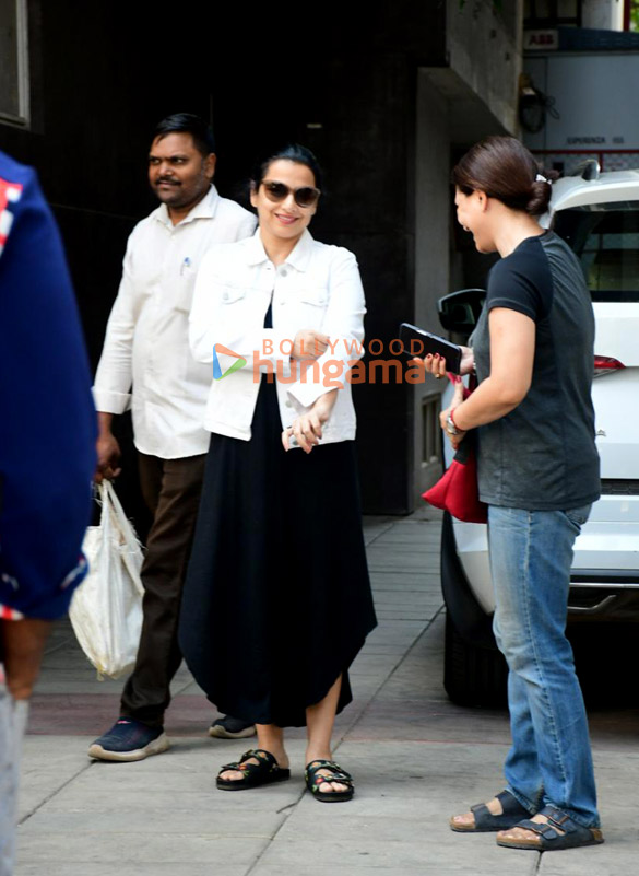 photos vidya balan snapped outside a clinic in bandra 1